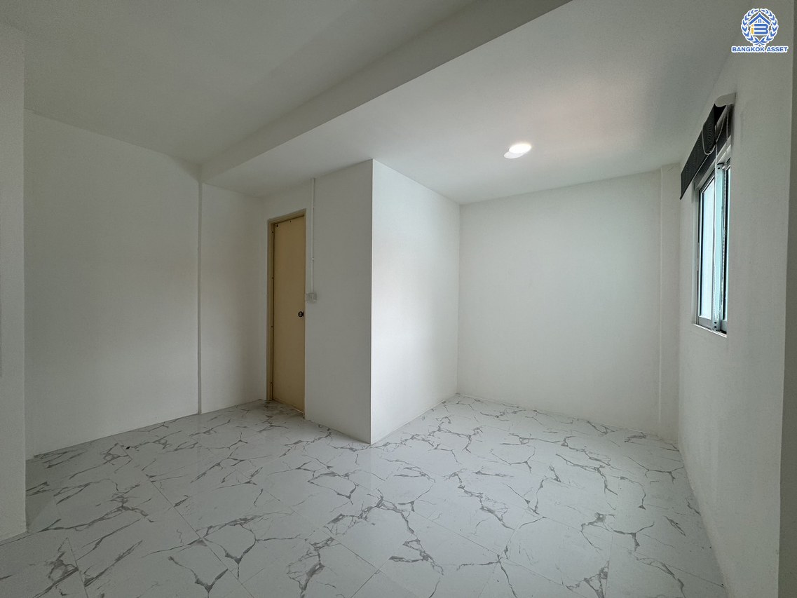 *****ทาวน์เฮ้าส์มือสอง โครงการ วังทอง ริเวอร์ปาร์ค เนื้อที่ 18 ตร.ว. พื้นที่ใช้สอย 140 ตร.ม. ฟังก์ชัน 3 ห้องนอน 2 ห้องน้ำ หน้าบ้านหันทางทิศใต้ บนทำเลดี เชื่อมต่อหลายเส้นทาง ใกล้ทางด่วน "อุตราภิมุข" และรถไฟฟ้าสายสีแดง "สถานีหลักหก"