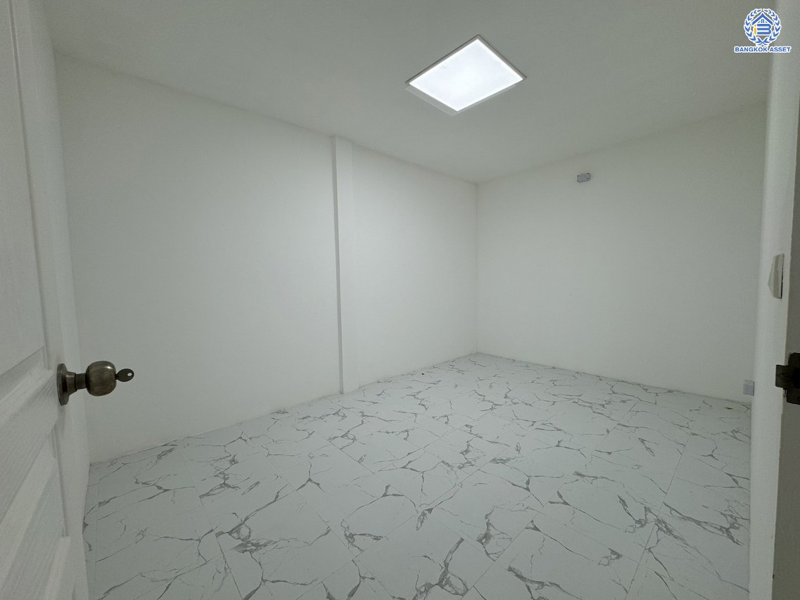 *****ทาวน์เฮ้าส์มือสอง โครงการ วังทอง ริเวอร์ปาร์ค เนื้อที่ 18 ตร.ว. พื้นที่ใช้สอย 140 ตร.ม. ฟังก์ชัน 3 ห้องนอน 2 ห้องน้ำ หน้าบ้านหันทางทิศใต้ บนทำเลดี เชื่อมต่อหลายเส้นทาง ใกล้ทางด่วน "อุตราภิมุข" และรถไฟฟ้าสายสีแดง "สถานีหลักหก"