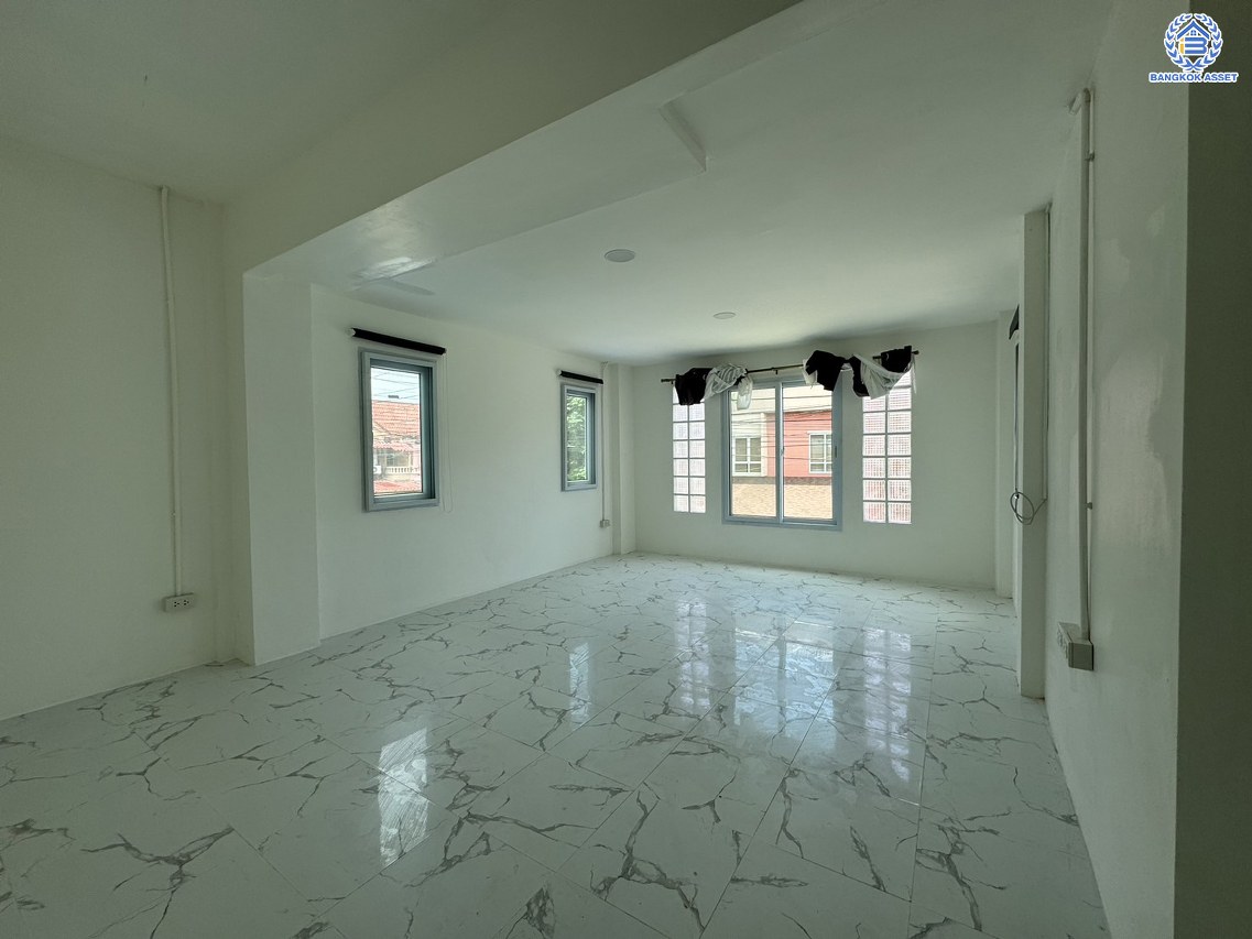 *****ทาวน์เฮ้าส์มือสอง โครงการ วังทอง ริเวอร์ปาร์ค เนื้อที่ 18 ตร.ว. พื้นที่ใช้สอย 140 ตร.ม. ฟังก์ชัน 3 ห้องนอน 2 ห้องน้ำ หน้าบ้านหันทางทิศใต้ บนทำเลดี เชื่อมต่อหลายเส้นทาง ใกล้ทางด่วน "อุตราภิมุข" และรถไฟฟ้าสายสีแดง "สถานีหลักหก"