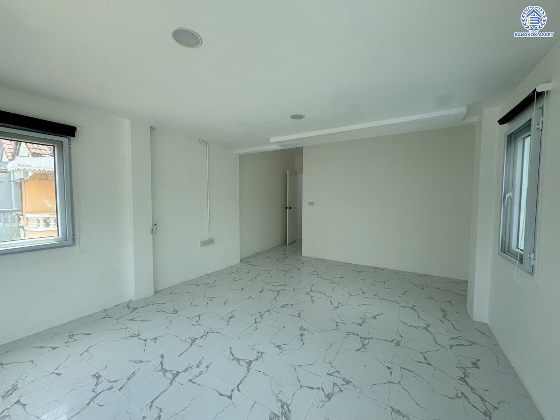 *****ทาวน์เฮ้าส์มือสอง โครงการ วังทอง ริเวอร์ปาร์ค เนื้อที่ 18 ตร.ว. พื้นที่ใช้สอย 140 ตร.ม. ฟังก์ชัน 3 ห้องนอน 2 ห้องน้ำ หน้าบ้านหันทางทิศใต้ บนทำเลดี เชื่อมต่อหลายเส้นทาง ใกล้ทางด่วน "อุตราภิมุข" และรถไฟฟ้าสายสีแดง "สถานีหลักหก"