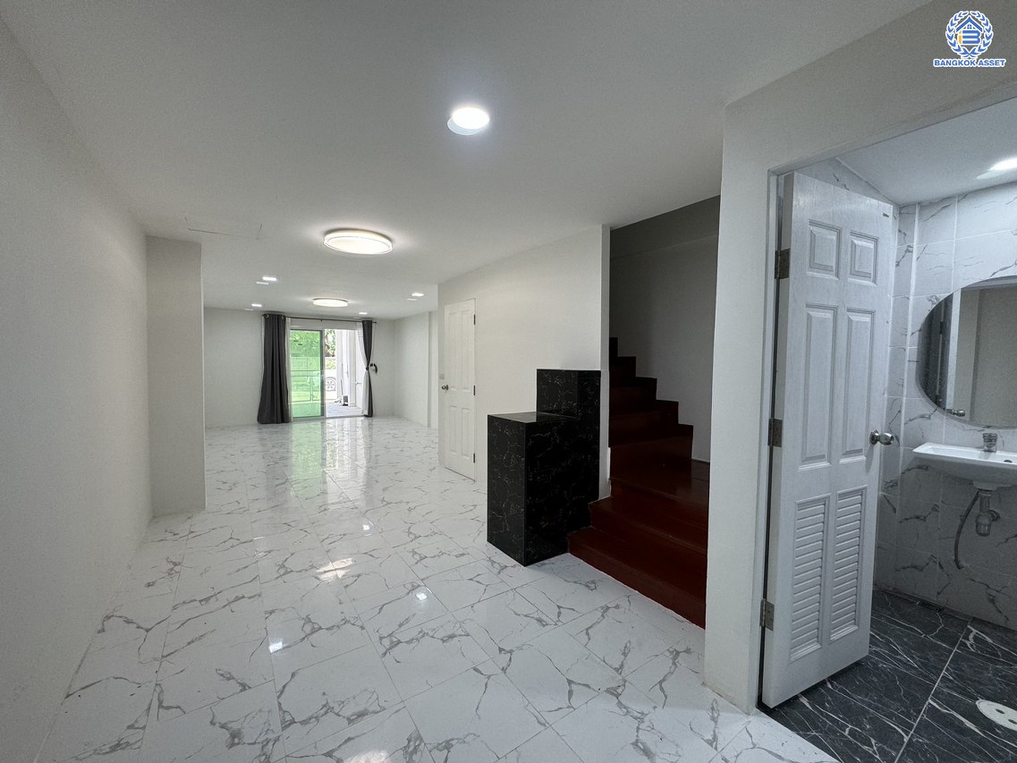 *****ทาวน์เฮ้าส์มือสอง โครงการ วังทอง ริเวอร์ปาร์ค เนื้อที่ 18 ตร.ว. พื้นที่ใช้สอย 140 ตร.ม. ฟังก์ชัน 3 ห้องนอน 2 ห้องน้ำ หน้าบ้านหันทางทิศใต้ บนทำเลดี เชื่อมต่อหลายเส้นทาง ใกล้ทางด่วน "อุตราภิมุข" และรถไฟฟ้าสายสีแดง "สถานีหลักหก"