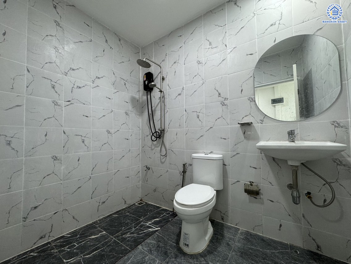 *****ทาวน์เฮ้าส์มือสอง โครงการ วังทอง ริเวอร์ปาร์ค เนื้อที่ 18 ตร.ว. พื้นที่ใช้สอย 140 ตร.ม. ฟังก์ชัน 3 ห้องนอน 2 ห้องน้ำ หน้าบ้านหันทางทิศใต้ บนทำเลดี เชื่อมต่อหลายเส้นทาง ใกล้ทางด่วน "อุตราภิมุข" และรถไฟฟ้าสายสีแดง "สถานีหลักหก"