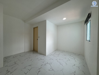 *****ทาวน์เฮ้าส์มือสอง โครงการ วังทอง ริเวอร์ปาร์ค เนื้อที่ 18 ตร.ว. พื้นที่ใช้สอย 140 ตร.ม. ฟังก์ชัน 3 ห้องนอน 2 ห้องน้ำ หน้าบ้านหันทางทิศใต้ บนทำเลดี เชื่อมต่อหลายเส้นทาง ใกล้ทางด่วน "อุตราภิมุข" และรถไฟฟ้าสายสีแดง "สถานีหลักหก"