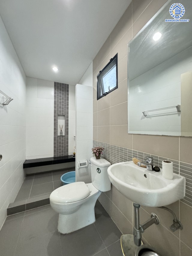 *****บ้านเดี่ยวมือสอง โครงการ ธนาวิลเลจ2 พระราม5-บางใหญ่ หลังมุม เนื้อที่ 52.40 ตร.ว. ฟังก์ชัน 4 ห้องนอน 3 ห้องน้ำ 2 ที่จอดรถ พร้อมอยู่ ตั้งบนทำเลเดินทางสะดวก เชื่อมต่อถนนรัตนาธิเบศร์ ถนนกาญจนาภิเษก ใกล้รถไฟฟ้าสายสีม่วง "สถานีตลาดบางใหญ่" และจุดขึ้นทางด่วน "กาญจนาภิเษก"