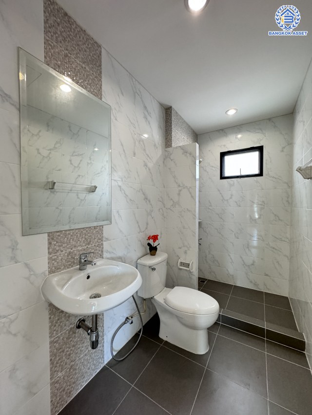 *****บ้านเดี่ยวมือสอง โครงการ ธนาวิลเลจ2 พระราม5-บางใหญ่ หลังมุม เนื้อที่ 52.40 ตร.ว. ฟังก์ชัน 4 ห้องนอน 3 ห้องน้ำ 2 ที่จอดรถ พร้อมอยู่ ตั้งบนทำเลเดินทางสะดวก เชื่อมต่อถนนรัตนาธิเบศร์ ถนนกาญจนาภิเษก ใกล้รถไฟฟ้าสายสีม่วง "สถานีตลาดบางใหญ่" และจุดขึ้นทางด่วน "กาญจนาภิเษก"