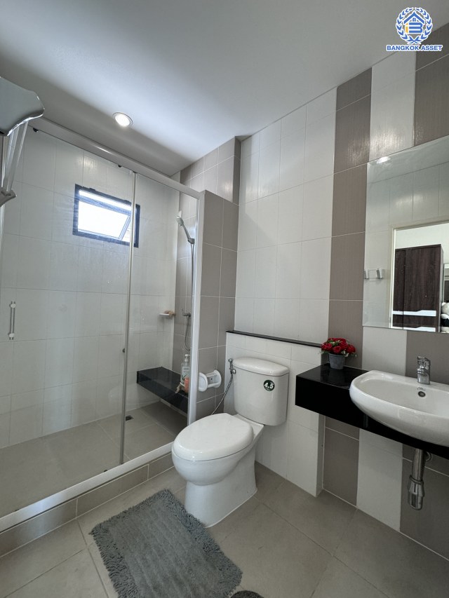 *****บ้านเดี่ยวมือสอง โครงการ ธนาวิลเลจ2 พระราม5-บางใหญ่ หลังมุม เนื้อที่ 52.40 ตร.ว. ฟังก์ชัน 4 ห้องนอน 3 ห้องน้ำ 2 ที่จอดรถ พร้อมอยู่ ตั้งบนทำเลเดินทางสะดวก เชื่อมต่อถนนรัตนาธิเบศร์ ถนนกาญจนาภิเษก ใกล้รถไฟฟ้าสายสีม่วง "สถานีตลาดบางใหญ่" และจุดขึ้นทางด่วน "กาญจนาภิเษก"