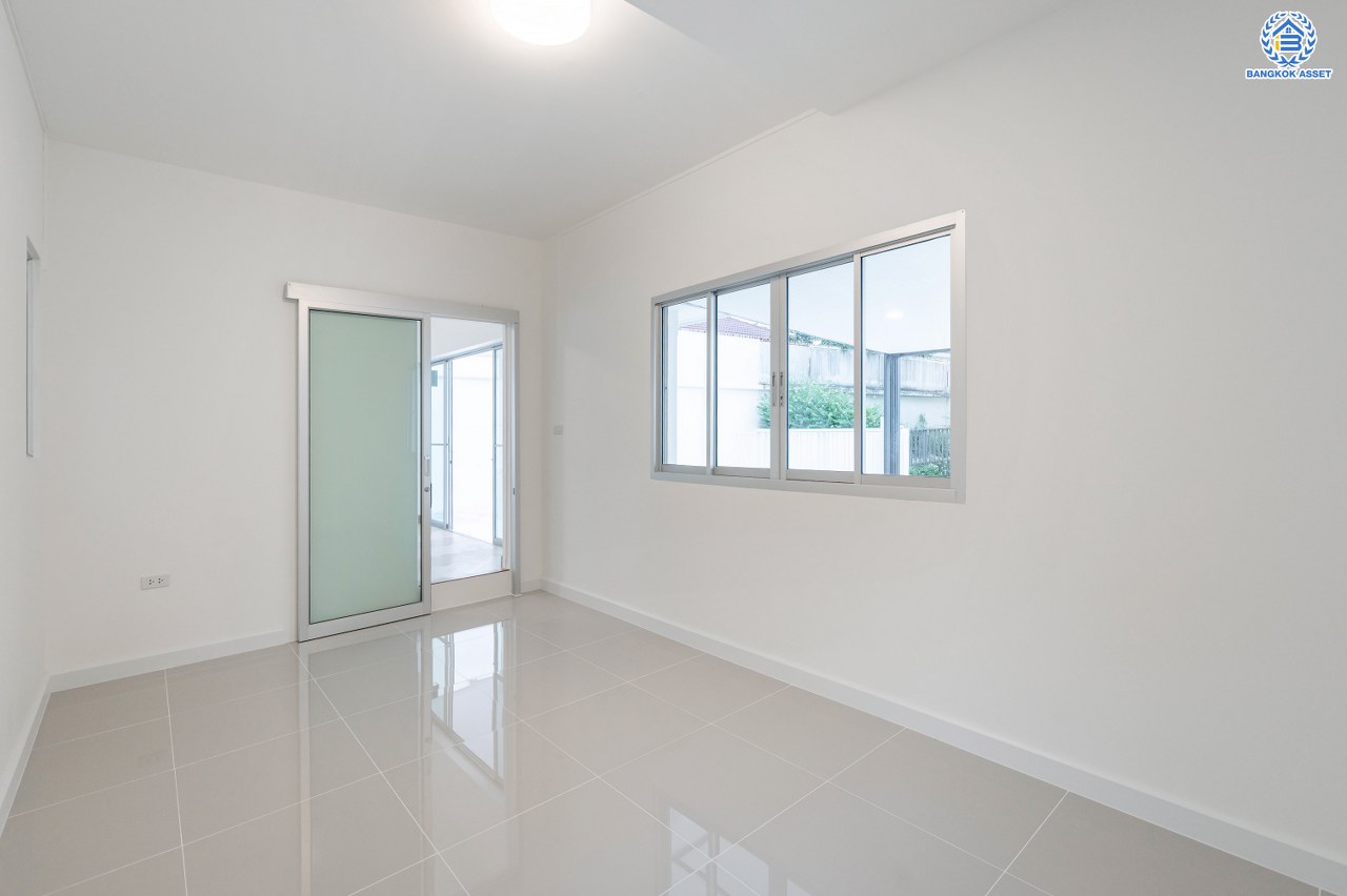 บ้านมือสองตกแต่งใหม่ โครงการ ชัยพฤกษ์ บางใหญ่ บ้านเดี่ยวหลังมุม แบรนด์คุณภาพ L&H พร้อม Facilities ครบครัน บนเนื้อที่ 54.7 ตร.ว. พื้นที่ใช้สอย 251.67 ตร.ม. ฟังก์ชัน 4 ห้องนอน 3 ห้องน้ำ จอดรถได้ 2 คัน ตกแต่งสไตล์เรียบหรู บนทำเลเดินทางสะดวก ใกล้รถไฟฟ้าสายสีม่วง "สถานีคลองบางไผ่" และเพียง 5 นาทีถึงเซ็นทรัล เวสต์เกต