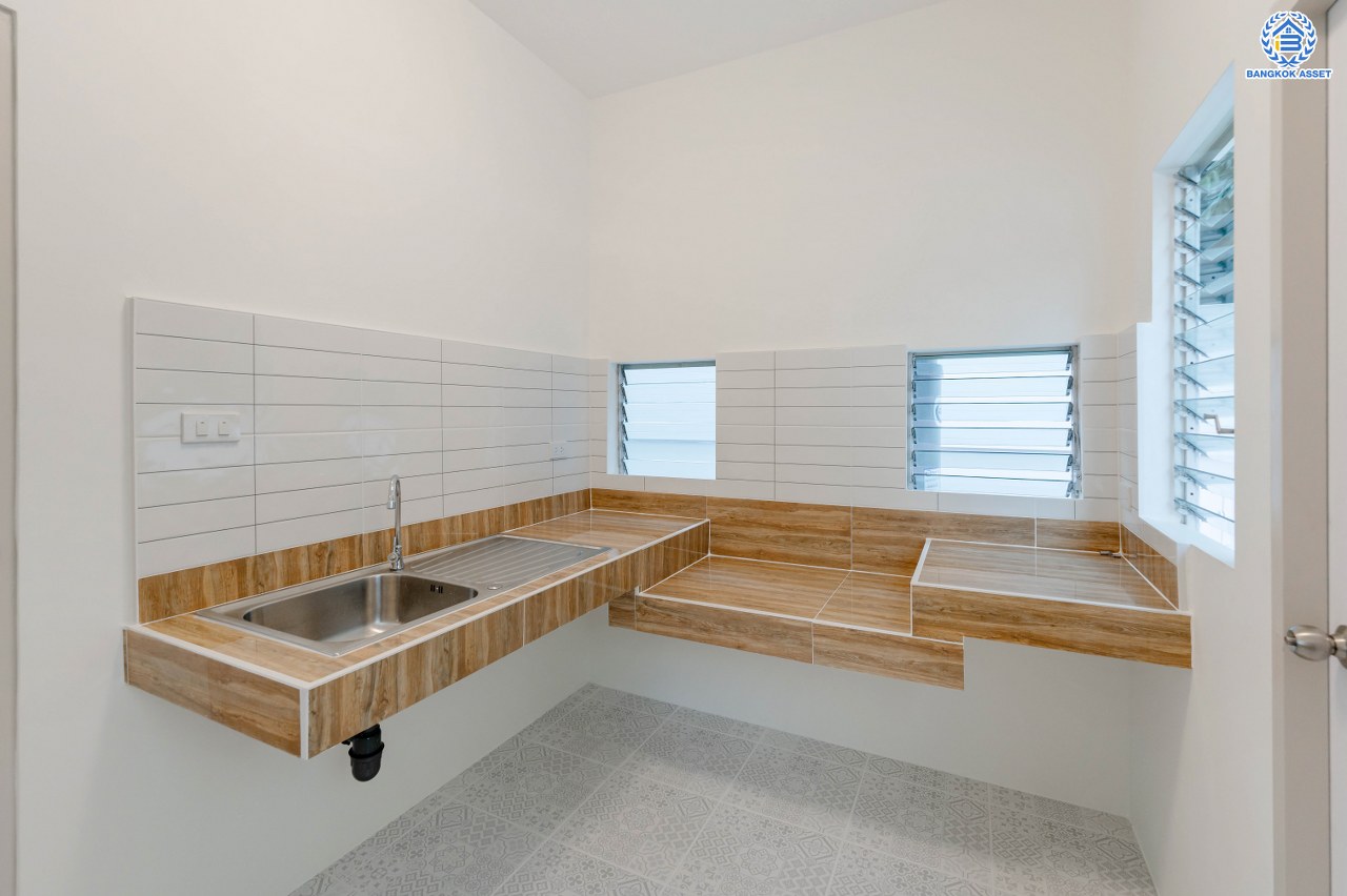 บ้านมือสองตกแต่งใหม่ โครงการ ชัยพฤกษ์ บางใหญ่ บ้านเดี่ยวหลังมุม แบรนด์คุณภาพ L&H พร้อม Facilities ครบครัน บนเนื้อที่ 54.7 ตร.ว. พื้นที่ใช้สอย 251.67 ตร.ม. ฟังก์ชัน 4 ห้องนอน 3 ห้องน้ำ จอดรถได้ 2 คัน ตกแต่งสไตล์เรียบหรู บนทำเลเดินทางสะดวก ใกล้รถไฟฟ้าสายสีม่วง "สถานีคลองบางไผ่" และเพียง 5 นาทีถึงเซ็นทรัล เวสต์เกต