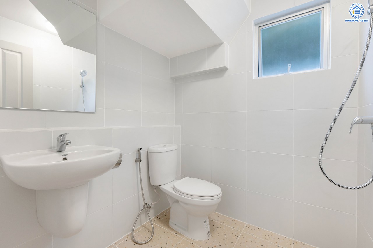 บ้านมือสองตกแต่งใหม่ โครงการ ชัยพฤกษ์ บางใหญ่ บ้านเดี่ยวหลังมุม แบรนด์คุณภาพ L&H พร้อม Facilities ครบครัน บนเนื้อที่ 54.7 ตร.ว. พื้นที่ใช้สอย 251.67 ตร.ม. ฟังก์ชัน 4 ห้องนอน 3 ห้องน้ำ จอดรถได้ 2 คัน ตกแต่งสไตล์เรียบหรู บนทำเลเดินทางสะดวก ใกล้รถไฟฟ้าสายสีม่วง "สถานีคลองบางไผ่" และเพียง 5 นาทีถึงเซ็นทรัล เวสต์เกต