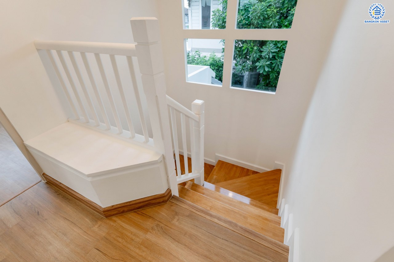 บ้านมือสองตกแต่งใหม่ โครงการ ชัยพฤกษ์ บางใหญ่ บ้านเดี่ยวหลังมุม แบรนด์คุณภาพ L&H พร้อม Facilities ครบครัน บนเนื้อที่ 54.7 ตร.ว. พื้นที่ใช้สอย 251.67 ตร.ม. ฟังก์ชัน 4 ห้องนอน 3 ห้องน้ำ จอดรถได้ 2 คัน ตกแต่งสไตล์เรียบหรู บนทำเลเดินทางสะดวก ใกล้รถไฟฟ้าสายสีม่วง "สถานีคลองบางไผ่" และเพียง 5 นาทีถึงเซ็นทรัล เวสต์เกต