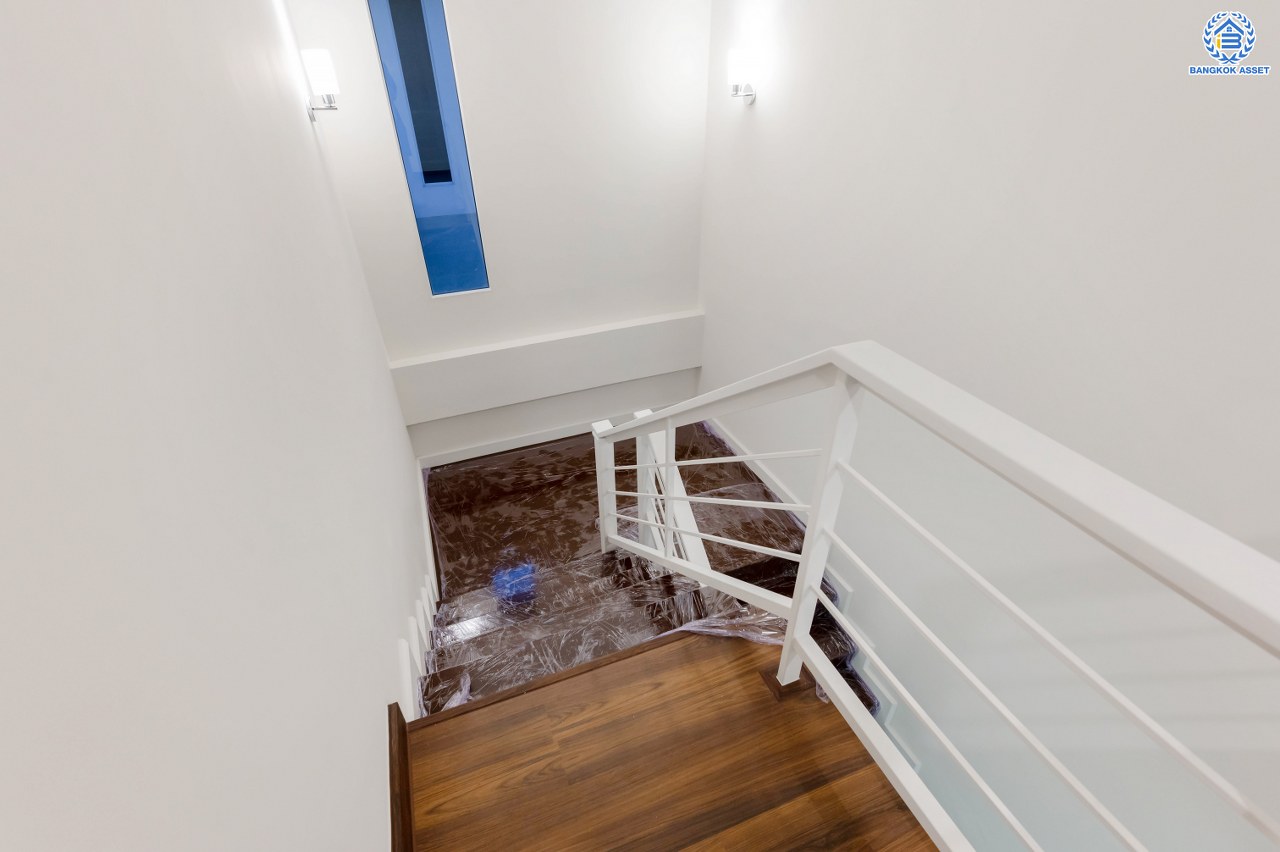 บ้านมือสองตกแต่งใหม่ โครงการ ฮาบิเทีย บางใหญ่ หลังมุม จากแบรนด์ Sansiri เนื้อที่ 68 ตร.ว. พื้นที่ใช้สอย 231.54 ตร.ม. ฟังก์ชัน 3 ห้องนอน 3 ห้องน้ำ 1 ห้องอเนกประสงค์ จอดรถได้ 2 คัน บนทำเลเดินทางสะดวก เชื่อมสู่ย่านใจกลางเมืองได้อย่างรวดเร็ว ใกล้เซ็นทรัลเวสต์เกต และรถไฟฟ้าสายสีม่วง "สถานีคลองบางไผ่"...