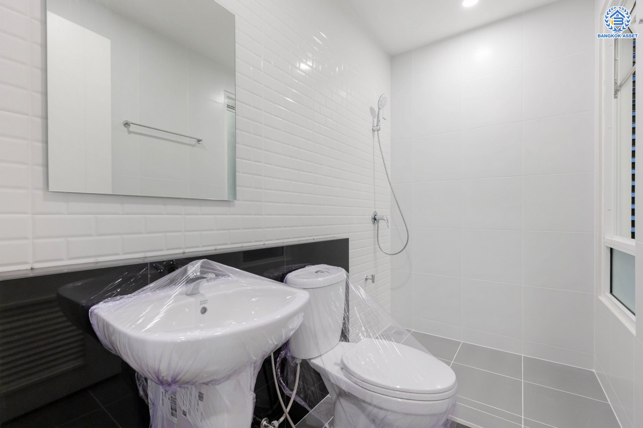 บ้านมือสองตกแต่งใหม่ โครงการ ฮาบิเทีย บางใหญ่ หลังมุม จากแบรนด์ Sansiri เนื้อที่ 68 ตร.ว. พื้นที่ใช้สอย 231.54 ตร.ม. ฟังก์ชัน 3 ห้องนอน 3 ห้องน้ำ 1 ห้องอเนกประสงค์ จอดรถได้ 2 คัน บนทำเลเดินทางสะดวก เชื่อมสู่ย่านใจกลางเมืองได้อย่างรวดเร็ว ใกล้เซ็นทรัลเวสต์เกต และรถไฟฟ้าสายสีม่วง "สถานีคลองบางไผ่"...