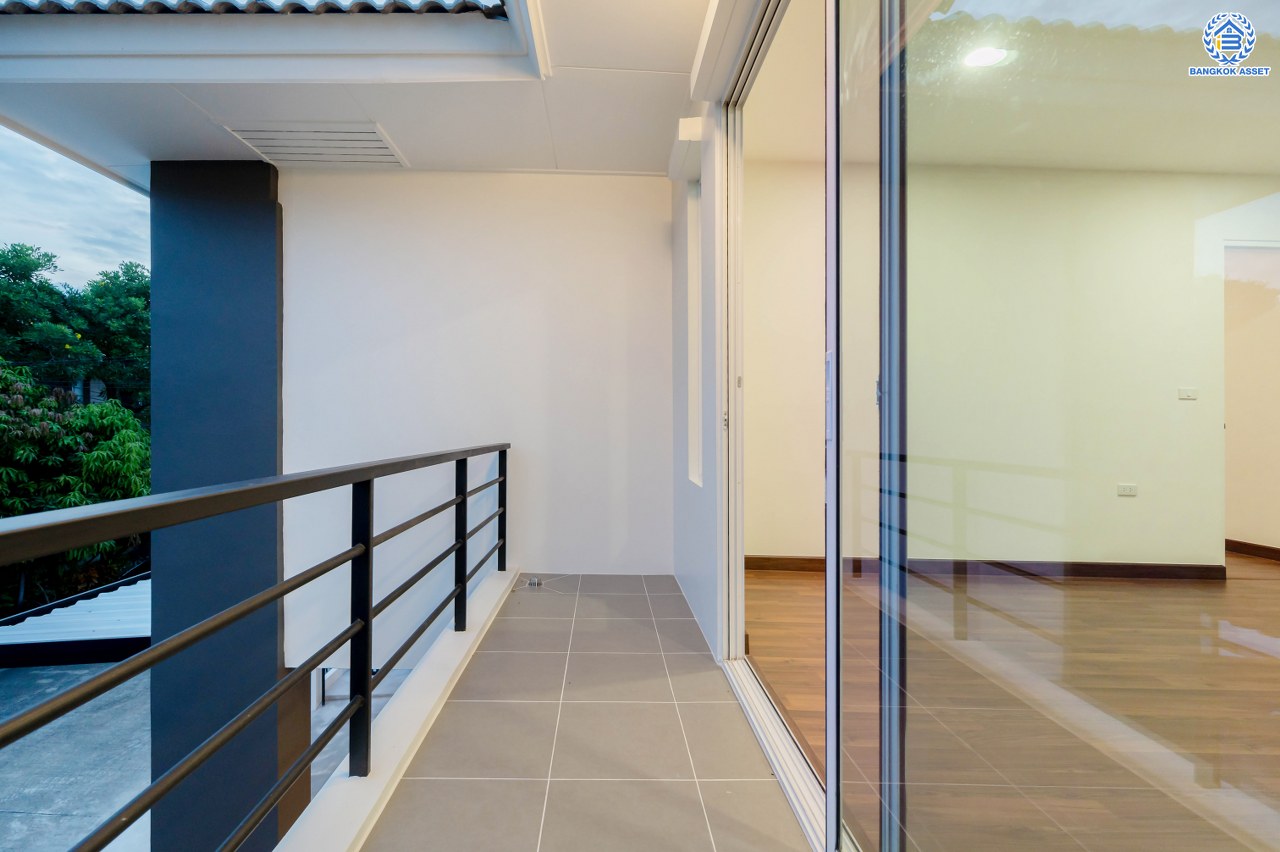 บ้านมือสองตกแต่งใหม่ โครงการ ฮาบิเทีย บางใหญ่ หลังมุม จากแบรนด์ Sansiri เนื้อที่ 68 ตร.ว. พื้นที่ใช้สอย 231.54 ตร.ม. ฟังก์ชัน 3 ห้องนอน 3 ห้องน้ำ 1 ห้องอเนกประสงค์ จอดรถได้ 2 คัน บนทำเลเดินทางสะดวก เชื่อมสู่ย่านใจกลางเมืองได้อย่างรวดเร็ว ใกล้เซ็นทรัลเวสต์เกต และรถไฟฟ้าสายสีม่วง "สถานีคลองบางไผ่"...