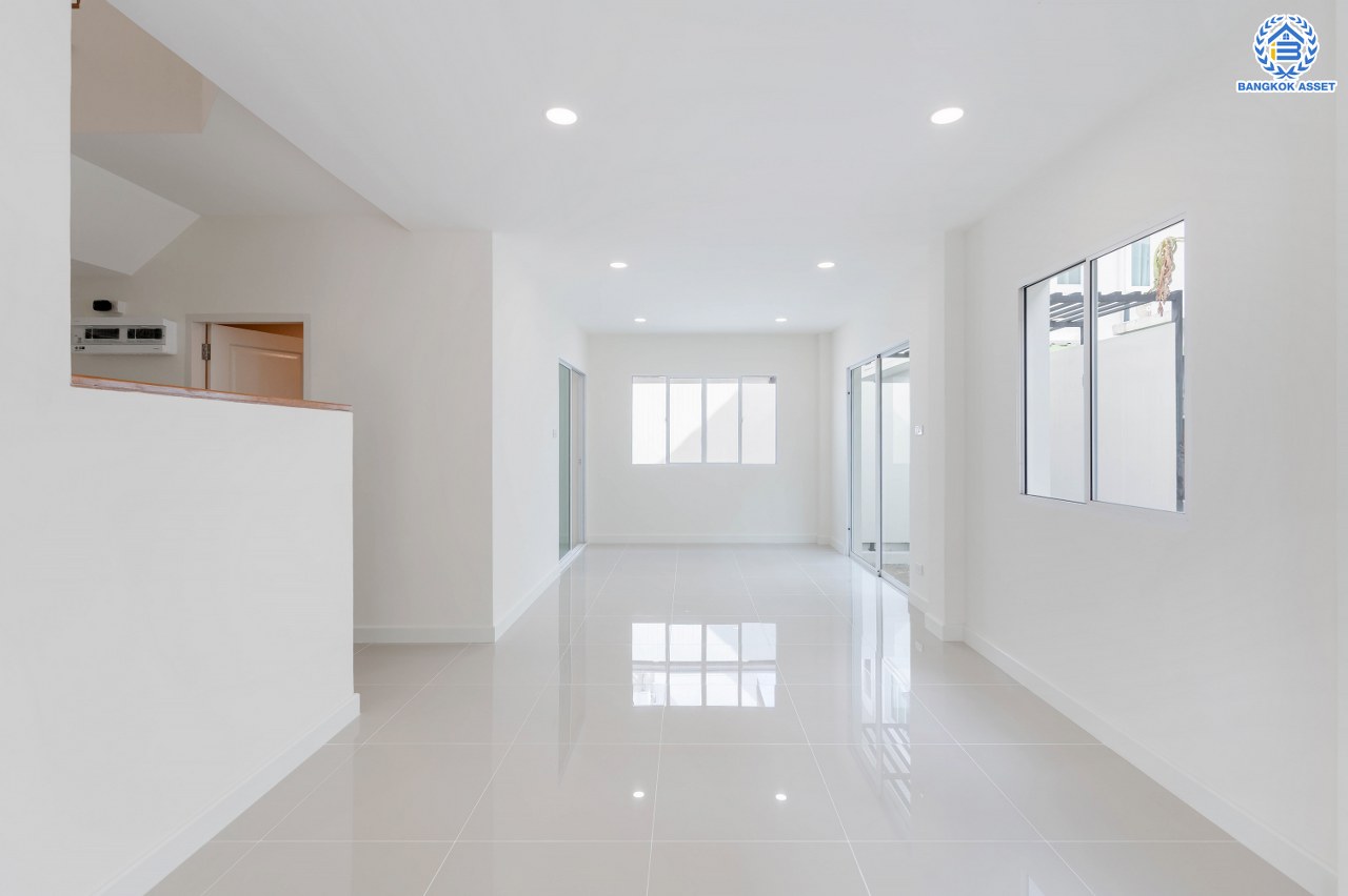 บ้านมือสองตกแต่งใหม่ โครงการ ชวนชื่น พระราม7-สิรินธร  เนื้อที่ 36 ตร.ว. พื้นที่ใช้สอย 145.18 ตร.ม. ฟังก์ชัน 3 ห้องนอน 2 ห้องน้ำ 1 ห้องอเนกประสงค์ชั้นล่าง จอดรถได้ 2 คัน รองรับทุกกิจกรรมของทุกคนในครอบครัว บนทำเลเชื่อมต่อหลายเส้นทาง ใกล้จุดขึ้นทางด่วน "ศรีรัช-วงแหวนรอบนอก", รถไฟฟ้าสายสีน้ำเงิน "สถานีบางอ้อ" และรถไฟฟ้าสายสีแดง "สถานีบางบำหรุ"