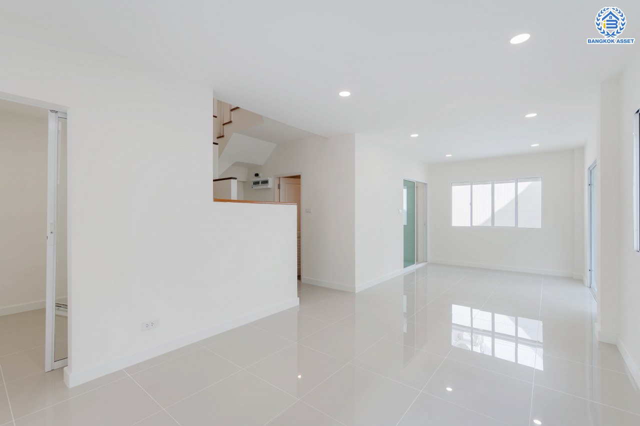 บ้านมือสองตกแต่งใหม่ โครงการ ชวนชื่น พระราม7-สิรินธร  เนื้อที่ 36 ตร.ว. พื้นที่ใช้สอย 145.18 ตร.ม. ฟังก์ชัน 3 ห้องนอน 2 ห้องน้ำ 1 ห้องอเนกประสงค์ชั้นล่าง จอดรถได้ 2 คัน รองรับทุกกิจกรรมของทุกคนในครอบครัว บนทำเลเชื่อมต่อหลายเส้นทาง ใกล้จุดขึ้นทางด่วน "ศรีรัช-วงแหวนรอบนอก", รถไฟฟ้าสายสีน้ำเงิน "สถานีบางอ้อ" และรถไฟฟ้าสายสีแดง "สถานีบางบำหรุ"