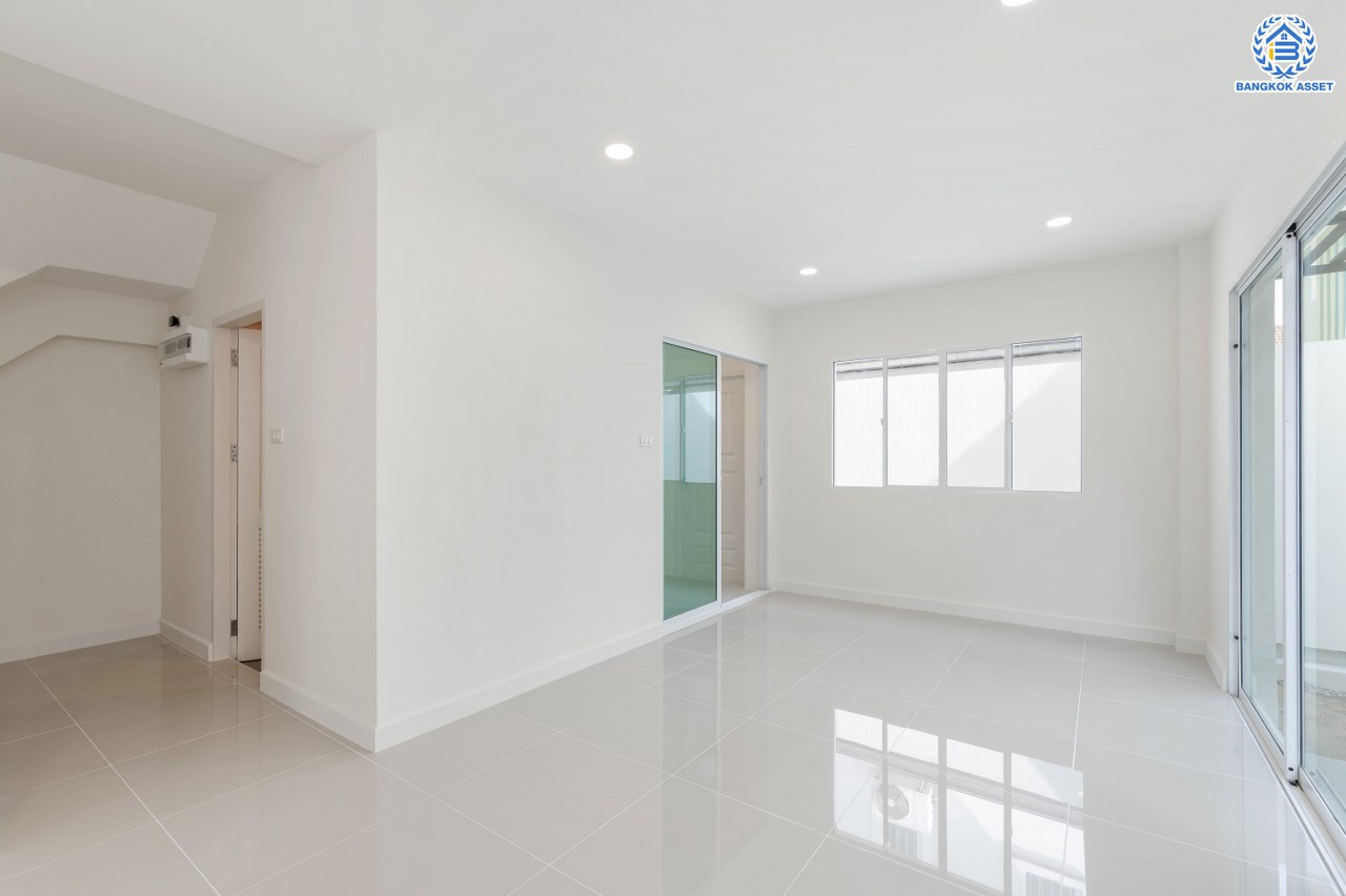 บ้านมือสองตกแต่งใหม่ โครงการ ชวนชื่น พระราม7-สิรินธร  เนื้อที่ 36 ตร.ว. พื้นที่ใช้สอย 145.18 ตร.ม. ฟังก์ชัน 3 ห้องนอน 2 ห้องน้ำ 1 ห้องอเนกประสงค์ชั้นล่าง จอดรถได้ 2 คัน รองรับทุกกิจกรรมของทุกคนในครอบครัว บนทำเลเชื่อมต่อหลายเส้นทาง ใกล้จุดขึ้นทางด่วน "ศรีรัช-วงแหวนรอบนอก", รถไฟฟ้าสายสีน้ำเงิน "สถานีบางอ้อ" และรถไฟฟ้าสายสีแดง "สถานีบางบำหรุ"