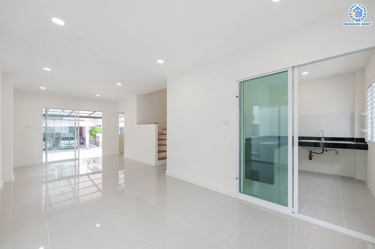 บ้านมือสองตกแต่งใหม่ โครงการ ชวนชื่น พระราม7-สิรินธร  เนื้อที่ 36 ตร.ว. พื้นที่ใช้สอย 145.18 ตร.ม. ฟังก์ชัน 3 ห้องนอน 2 ห้องน้ำ 1 ห้องอเนกประสงค์ชั้นล่าง จอดรถได้ 2 คัน รองรับทุกกิจกรรมของทุกคนในครอบครัว บนทำเลเชื่อมต่อหลายเส้นทาง ใกล้จุดขึ้นทางด่วน "ศรีรัช-วงแหวนรอบนอก", รถไฟฟ้าสายสีน้ำเงิน "สถานีบางอ้อ" และรถไฟฟ้าสายสีแดง "สถานีบางบำหรุ"