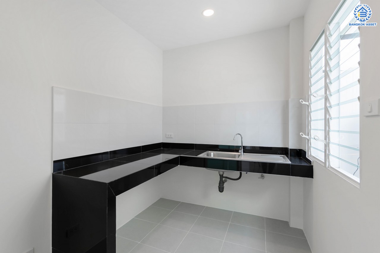 บ้านมือสองตกแต่งใหม่ โครงการ ชวนชื่น พระราม7-สิรินธร  เนื้อที่ 36 ตร.ว. พื้นที่ใช้สอย 145.18 ตร.ม. ฟังก์ชัน 3 ห้องนอน 2 ห้องน้ำ 1 ห้องอเนกประสงค์ชั้นล่าง จอดรถได้ 2 คัน รองรับทุกกิจกรรมของทุกคนในครอบครัว บนทำเลเชื่อมต่อหลายเส้นทาง ใกล้จุดขึ้นทางด่วน "ศรีรัช-วงแหวนรอบนอก", รถไฟฟ้าสายสีน้ำเงิน "สถานีบางอ้อ" และรถไฟฟ้าสายสีแดง "สถานีบางบำหรุ"