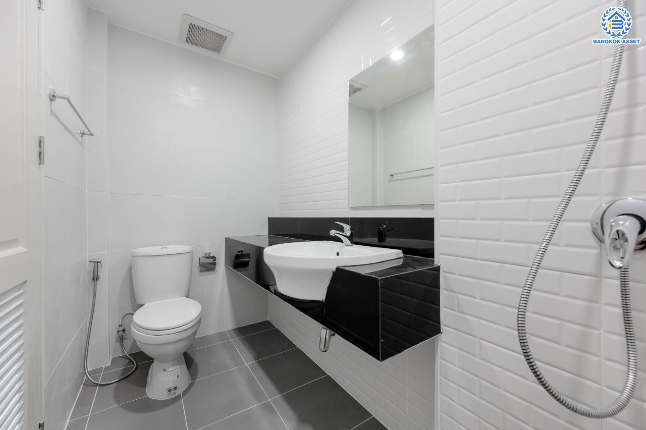 บ้านมือสองตกแต่งใหม่ โครงการ ชวนชื่น พระราม7-สิรินธร  เนื้อที่ 36 ตร.ว. พื้นที่ใช้สอย 145.18 ตร.ม. ฟังก์ชัน 3 ห้องนอน 2 ห้องน้ำ 1 ห้องอเนกประสงค์ชั้นล่าง จอดรถได้ 2 คัน รองรับทุกกิจกรรมของทุกคนในครอบครัว บนทำเลเชื่อมต่อหลายเส้นทาง ใกล้จุดขึ้นทางด่วน "ศรีรัช-วงแหวนรอบนอก", รถไฟฟ้าสายสีน้ำเงิน "สถานีบางอ้อ" และรถไฟฟ้าสายสีแดง "สถานีบางบำหรุ"