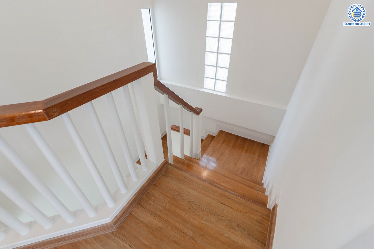 บ้านมือสองตกแต่งใหม่ โครงการ ชวนชื่น พระราม7-สิรินธร  เนื้อที่ 36 ตร.ว. พื้นที่ใช้สอย 145.18 ตร.ม. ฟังก์ชัน 3 ห้องนอน 2 ห้องน้ำ 1 ห้องอเนกประสงค์ชั้นล่าง จอดรถได้ 2 คัน รองรับทุกกิจกรรมของทุกคนในครอบครัว บนทำเลเชื่อมต่อหลายเส้นทาง ใกล้จุดขึ้นทางด่วน "ศรีรัช-วงแหวนรอบนอก", รถไฟฟ้าสายสีน้ำเงิน "สถานีบางอ้อ" และรถไฟฟ้าสายสีแดง "สถานีบางบำหรุ"