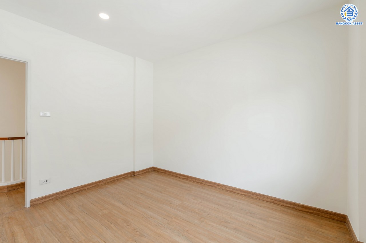 บ้านมือสองตกแต่งใหม่ โครงการ ชวนชื่น พระราม7-สิรินธร  เนื้อที่ 36 ตร.ว. พื้นที่ใช้สอย 145.18 ตร.ม. ฟังก์ชัน 3 ห้องนอน 2 ห้องน้ำ 1 ห้องอเนกประสงค์ชั้นล่าง จอดรถได้ 2 คัน รองรับทุกกิจกรรมของทุกคนในครอบครัว บนทำเลเชื่อมต่อหลายเส้นทาง ใกล้จุดขึ้นทางด่วน "ศรีรัช-วงแหวนรอบนอก", รถไฟฟ้าสายสีน้ำเงิน "สถานีบางอ้อ" และรถไฟฟ้าสายสีแดง "สถานีบางบำหรุ"