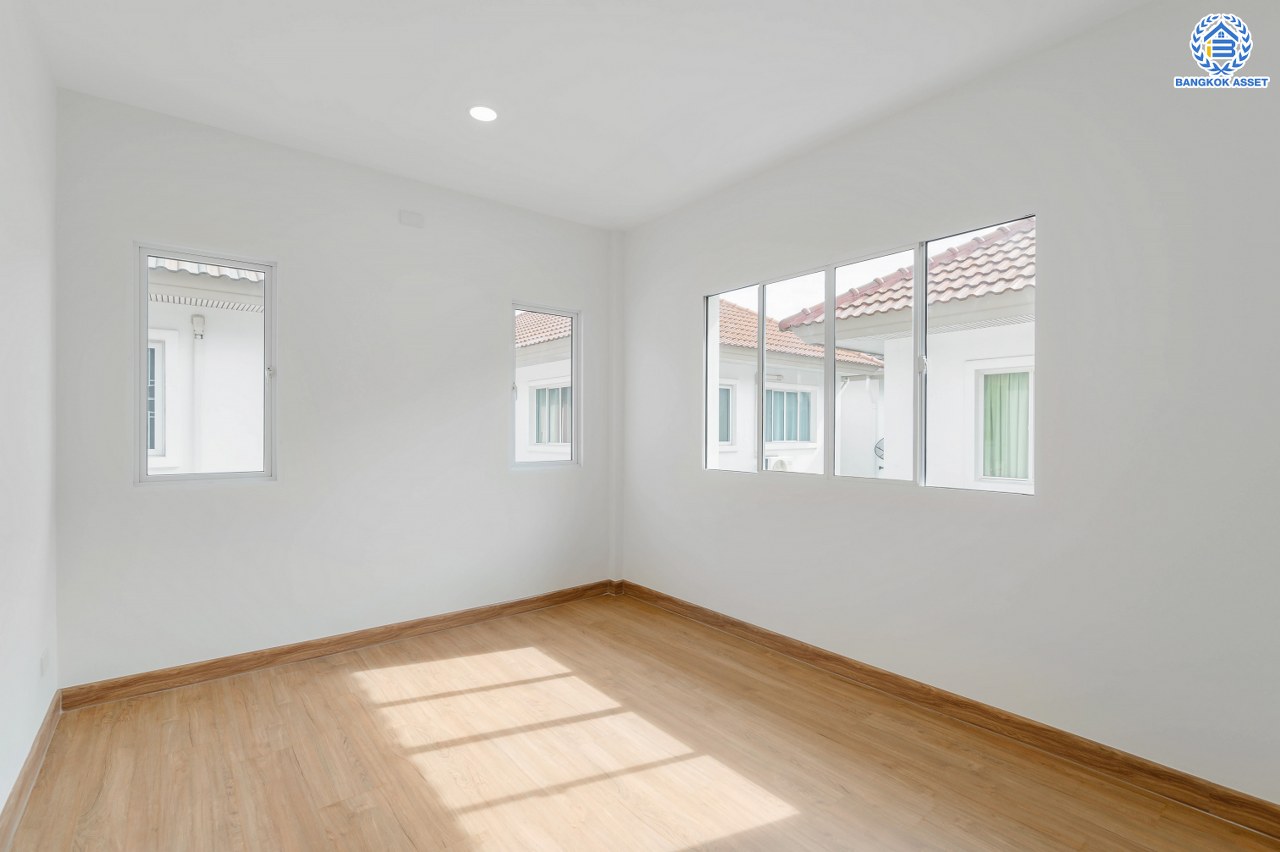 บ้านมือสองตกแต่งใหม่ โครงการ ชวนชื่น พระราม7-สิรินธร  เนื้อที่ 36 ตร.ว. พื้นที่ใช้สอย 145.18 ตร.ม. ฟังก์ชัน 3 ห้องนอน 2 ห้องน้ำ 1 ห้องอเนกประสงค์ชั้นล่าง จอดรถได้ 2 คัน รองรับทุกกิจกรรมของทุกคนในครอบครัว บนทำเลเชื่อมต่อหลายเส้นทาง ใกล้จุดขึ้นทางด่วน "ศรีรัช-วงแหวนรอบนอก", รถไฟฟ้าสายสีน้ำเงิน "สถานีบางอ้อ" และรถไฟฟ้าสายสีแดง "สถานีบางบำหรุ"