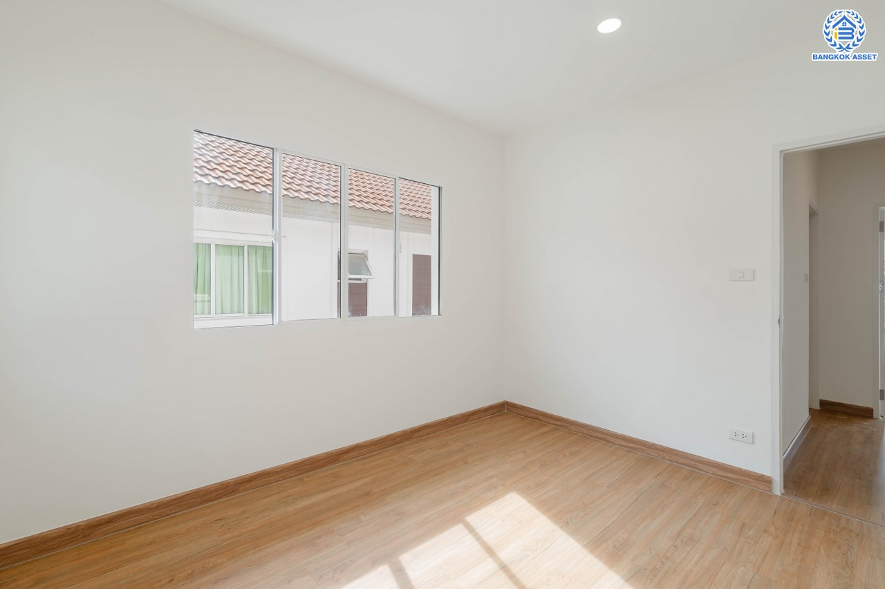 บ้านมือสองตกแต่งใหม่ โครงการ ชวนชื่น พระราม7-สิรินธร  เนื้อที่ 36 ตร.ว. พื้นที่ใช้สอย 145.18 ตร.ม. ฟังก์ชัน 3 ห้องนอน 2 ห้องน้ำ 1 ห้องอเนกประสงค์ชั้นล่าง จอดรถได้ 2 คัน รองรับทุกกิจกรรมของทุกคนในครอบครัว บนทำเลเชื่อมต่อหลายเส้นทาง ใกล้จุดขึ้นทางด่วน "ศรีรัช-วงแหวนรอบนอก", รถไฟฟ้าสายสีน้ำเงิน "สถานีบางอ้อ" และรถไฟฟ้าสายสีแดง "สถานีบางบำหรุ"