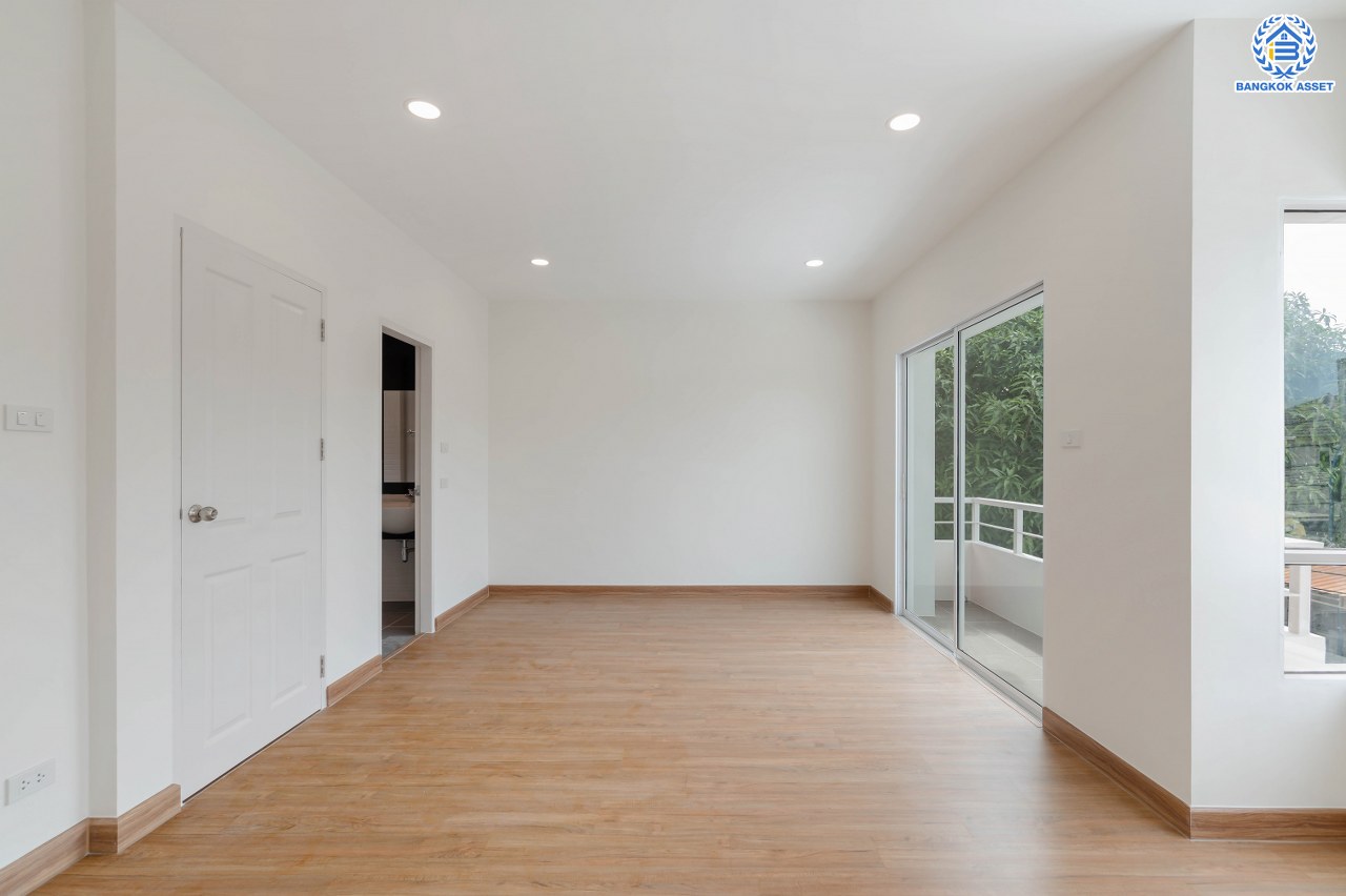 บ้านมือสองตกแต่งใหม่ โครงการ ชวนชื่น พระราม7-สิรินธร  เนื้อที่ 36 ตร.ว. พื้นที่ใช้สอย 145.18 ตร.ม. ฟังก์ชัน 3 ห้องนอน 2 ห้องน้ำ 1 ห้องอเนกประสงค์ชั้นล่าง จอดรถได้ 2 คัน รองรับทุกกิจกรรมของทุกคนในครอบครัว บนทำเลเชื่อมต่อหลายเส้นทาง ใกล้จุดขึ้นทางด่วน "ศรีรัช-วงแหวนรอบนอก", รถไฟฟ้าสายสีน้ำเงิน "สถานีบางอ้อ" และรถไฟฟ้าสายสีแดง "สถานีบางบำหรุ"