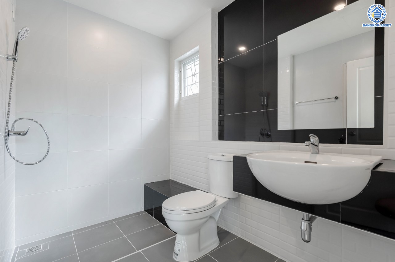 บ้านมือสองตกแต่งใหม่ โครงการ ชวนชื่น พระราม7-สิรินธร  เนื้อที่ 36 ตร.ว. พื้นที่ใช้สอย 145.18 ตร.ม. ฟังก์ชัน 3 ห้องนอน 2 ห้องน้ำ 1 ห้องอเนกประสงค์ชั้นล่าง จอดรถได้ 2 คัน รองรับทุกกิจกรรมของทุกคนในครอบครัว บนทำเลเชื่อมต่อหลายเส้นทาง ใกล้จุดขึ้นทางด่วน "ศรีรัช-วงแหวนรอบนอก", รถไฟฟ้าสายสีน้ำเงิน "สถานีบางอ้อ" และรถไฟฟ้าสายสีแดง "สถานีบางบำหรุ"