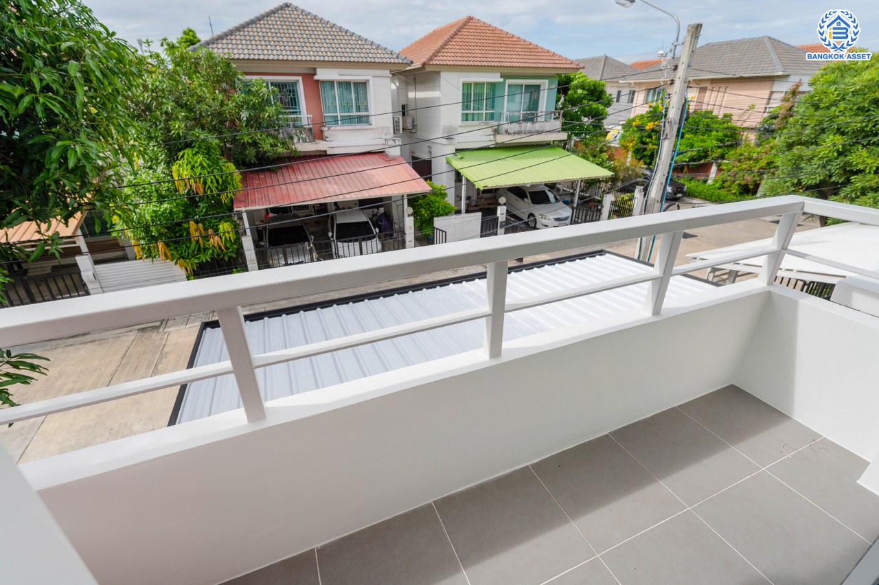 บ้านมือสองตกแต่งใหม่ โครงการ ชวนชื่น พระราม7-สิรินธร  เนื้อที่ 36 ตร.ว. พื้นที่ใช้สอย 145.18 ตร.ม. ฟังก์ชัน 3 ห้องนอน 2 ห้องน้ำ 1 ห้องอเนกประสงค์ชั้นล่าง จอดรถได้ 2 คัน รองรับทุกกิจกรรมของทุกคนในครอบครัว บนทำเลเชื่อมต่อหลายเส้นทาง ใกล้จุดขึ้นทางด่วน "ศรีรัช-วงแหวนรอบนอก", รถไฟฟ้าสายสีน้ำเงิน "สถานีบางอ้อ" และรถไฟฟ้าสายสีแดง "สถานีบางบำหรุ"