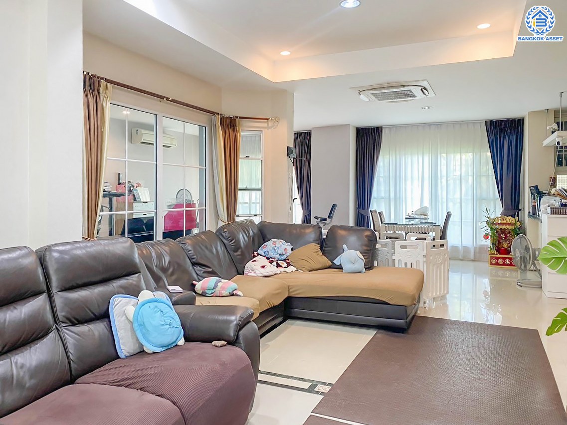 *****บ้านเดี่ยวมือสอง โครงการ สีวลี ปิ่นเกล้า-สาทร หลังริม เนื้อที่ 81.40 ตร.ว. พื้นที่ใช้สอย 240 ตร.ม. ฟังก์ชัน 3 ห้องนอน 3 ห้องน้ำ 2 ที่จอดรถ ใกล้คอมมูนิตี้มอลล์ที่ครบครัน บนทำเลเดินทางสะดวก เชื่อมต่อถนนนครอินทร์ ถนนราชพฤกษ์ ถนนกาญจนาภิเษก ใกล้รถไฟฟ้าสายสีม่วง "สถานีบางรักน้อยท่าอิฐ" และจุดขึ้นทางด่วน "ศรีรัช"