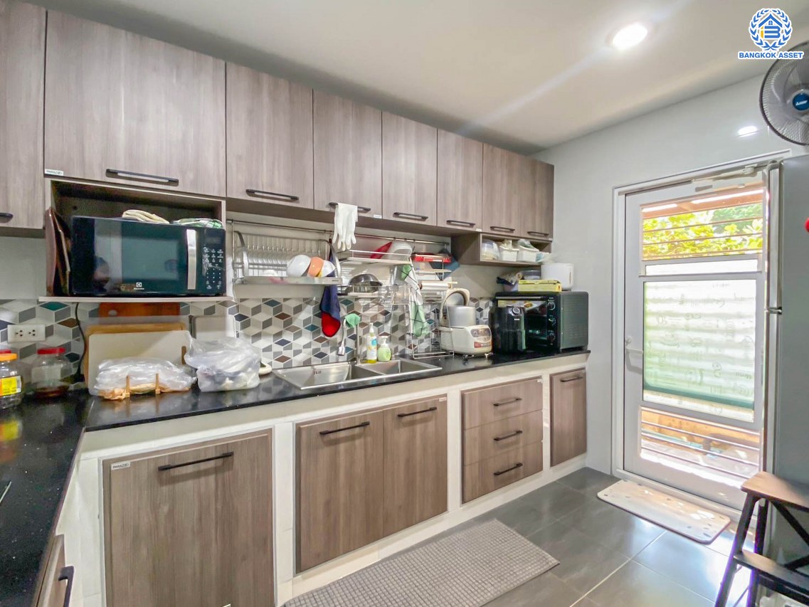 *****บ้านเดี่ยวมือสอง โครงการ สีวลี ปิ่นเกล้า-สาทร หลังริม เนื้อที่ 81.40 ตร.ว. พื้นที่ใช้สอย 240 ตร.ม. ฟังก์ชัน 3 ห้องนอน 3 ห้องน้ำ 2 ที่จอดรถ ใกล้คอมมูนิตี้มอลล์ที่ครบครัน บนทำเลเดินทางสะดวก เชื่อมต่อถนนนครอินทร์ ถนนราชพฤกษ์ ถนนกาญจนาภิเษก ใกล้รถไฟฟ้าสายสีม่วง "สถานีบางรักน้อยท่าอิฐ" และจุดขึ้นทางด่วน "ศรีรัช"