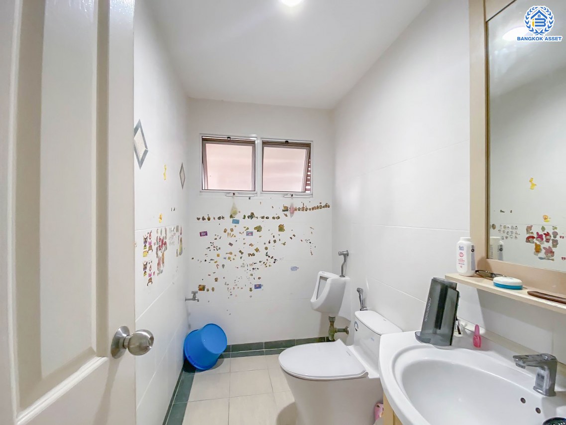 *****บ้านเดี่ยวมือสอง โครงการ สีวลี ปิ่นเกล้า-สาทร หลังริม เนื้อที่ 81.40 ตร.ว. พื้นที่ใช้สอย 240 ตร.ม. ฟังก์ชัน 3 ห้องนอน 3 ห้องน้ำ 2 ที่จอดรถ ใกล้คอมมูนิตี้มอลล์ที่ครบครัน บนทำเลเดินทางสะดวก เชื่อมต่อถนนนครอินทร์ ถนนราชพฤกษ์ ถนนกาญจนาภิเษก ใกล้รถไฟฟ้าสายสีม่วง "สถานีบางรักน้อยท่าอิฐ" และจุดขึ้นทางด่วน "ศรีรัช"