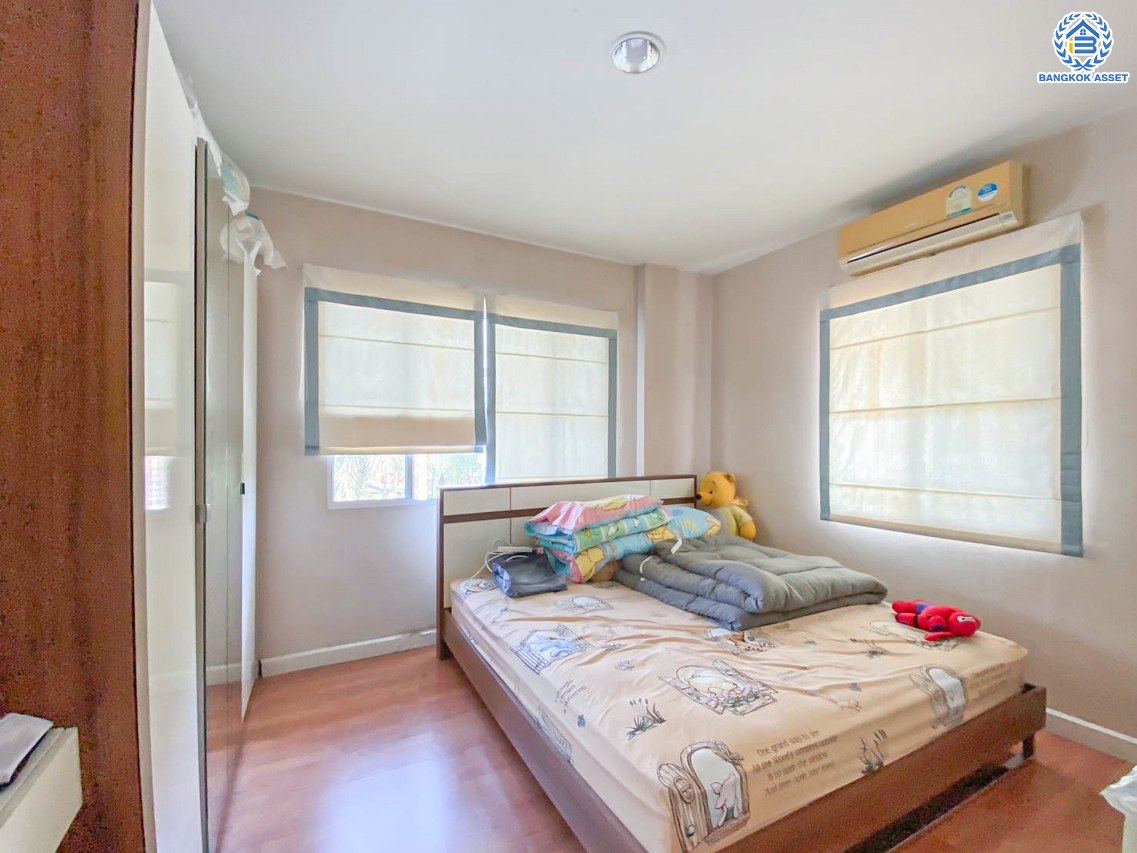 *****บ้านเดี่ยวมือสอง โครงการ สีวลี ปิ่นเกล้า-สาทร หลังริม เนื้อที่ 81.40 ตร.ว. พื้นที่ใช้สอย 240 ตร.ม. ฟังก์ชัน 3 ห้องนอน 3 ห้องน้ำ 2 ที่จอดรถ ใกล้คอมมูนิตี้มอลล์ที่ครบครัน บนทำเลเดินทางสะดวก เชื่อมต่อถนนนครอินทร์ ถนนราชพฤกษ์ ถนนกาญจนาภิเษก ใกล้รถไฟฟ้าสายสีม่วง "สถานีบางรักน้อยท่าอิฐ" และจุดขึ้นทางด่วน "ศรีรัช"