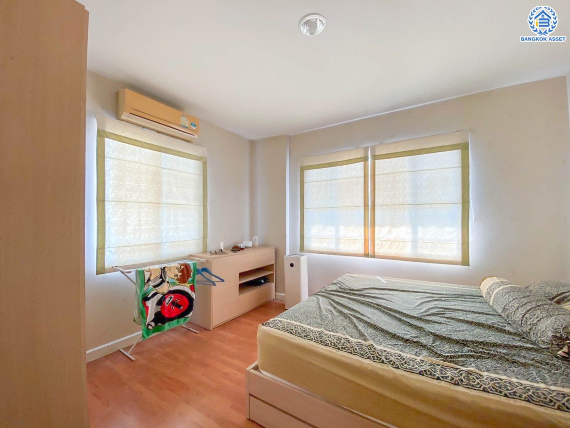 *****บ้านเดี่ยวมือสอง โครงการ สีวลี ปิ่นเกล้า-สาทร หลังริม เนื้อที่ 81.40 ตร.ว. พื้นที่ใช้สอย 240 ตร.ม. ฟังก์ชัน 3 ห้องนอน 3 ห้องน้ำ 2 ที่จอดรถ ใกล้คอมมูนิตี้มอลล์ที่ครบครัน บนทำเลเดินทางสะดวก เชื่อมต่อถนนนครอินทร์ ถนนราชพฤกษ์ ถนนกาญจนาภิเษก ใกล้รถไฟฟ้าสายสีม่วง "สถานีบางรักน้อยท่าอิฐ" และจุดขึ้นทางด่วน "ศรีรัช"