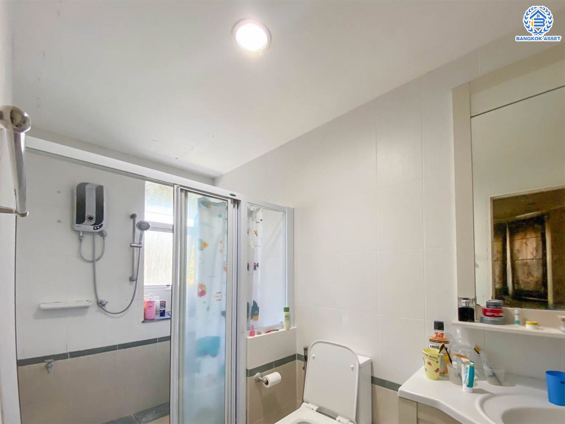 *****บ้านเดี่ยวมือสอง โครงการ สีวลี ปิ่นเกล้า-สาทร หลังริม เนื้อที่ 81.40 ตร.ว. พื้นที่ใช้สอย 240 ตร.ม. ฟังก์ชัน 3 ห้องนอน 3 ห้องน้ำ 2 ที่จอดรถ ใกล้คอมมูนิตี้มอลล์ที่ครบครัน บนทำเลเดินทางสะดวก เชื่อมต่อถนนนครอินทร์ ถนนราชพฤกษ์ ถนนกาญจนาภิเษก ใกล้รถไฟฟ้าสายสีม่วง "สถานีบางรักน้อยท่าอิฐ" และจุดขึ้นทางด่วน "ศรีรัช"