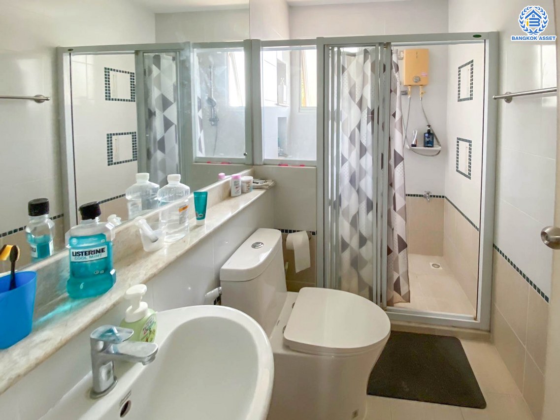 *****บ้านเดี่ยวมือสอง โครงการ สีวลี ปิ่นเกล้า-สาทร หลังริม เนื้อที่ 81.40 ตร.ว. พื้นที่ใช้สอย 240 ตร.ม. ฟังก์ชัน 3 ห้องนอน 3 ห้องน้ำ 2 ที่จอดรถ ใกล้คอมมูนิตี้มอลล์ที่ครบครัน บนทำเลเดินทางสะดวก เชื่อมต่อถนนนครอินทร์ ถนนราชพฤกษ์ ถนนกาญจนาภิเษก ใกล้รถไฟฟ้าสายสีม่วง "สถานีบางรักน้อยท่าอิฐ" และจุดขึ้นทางด่วน "ศรีรัช"