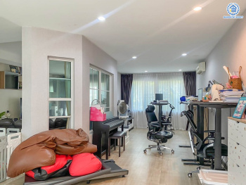 *****บ้านเดี่ยวมือสอง โครงการ สีวลี ปิ่นเกล้า-สาทร หลังริม เนื้อที่ 81.40 ตร.ว. พื้นที่ใช้สอย 240 ตร.ม. ฟังก์ชัน 3 ห้องนอน 3 ห้องน้ำ 2 ที่จอดรถ ใกล้คอมมูนิตี้มอลล์ที่ครบครัน บนทำเลเดินทางสะดวก เชื่อมต่อถนนนครอินทร์ ถนนราชพฤกษ์ ถนนกาญจนาภิเษก ใกล้รถไฟฟ้าสายสีม่วง "สถานีบางรักน้อยท่าอิฐ" และจุดขึ้นทางด่วน "ศรีรัช"