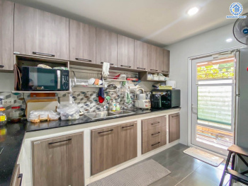 *****บ้านเดี่ยวมือสอง โครงการ สีวลี ปิ่นเกล้า-สาทร หลังริม เนื้อที่ 81.40 ตร.ว. พื้นที่ใช้สอย 240 ตร.ม. ฟังก์ชัน 3 ห้องนอน 3 ห้องน้ำ 2 ที่จอดรถ ใกล้คอมมูนิตี้มอลล์ที่ครบครัน บนทำเลเดินทางสะดวก เชื่อมต่อถนนนครอินทร์ ถนนราชพฤกษ์ ถนนกาญจนาภิเษก ใกล้รถไฟฟ้าสายสีม่วง "สถานีบางรักน้อยท่าอิฐ" และจุดขึ้นทางด่วน "ศรีรัช"