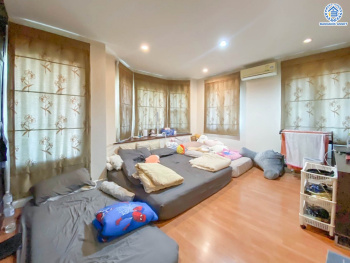 *****บ้านเดี่ยวมือสอง โครงการ สีวลี ปิ่นเกล้า-สาทร หลังริม เนื้อที่ 81.40 ตร.ว. พื้นที่ใช้สอย 240 ตร.ม. ฟังก์ชัน 3 ห้องนอน 3 ห้องน้ำ 2 ที่จอดรถ ใกล้คอมมูนิตี้มอลล์ที่ครบครัน บนทำเลเดินทางสะดวก เชื่อมต่อถนนนครอินทร์ ถนนราชพฤกษ์ ถนนกาญจนาภิเษก ใกล้รถไฟฟ้าสายสีม่วง "สถานีบางรักน้อยท่าอิฐ" และจุดขึ้นทางด่วน "ศรีรัช"