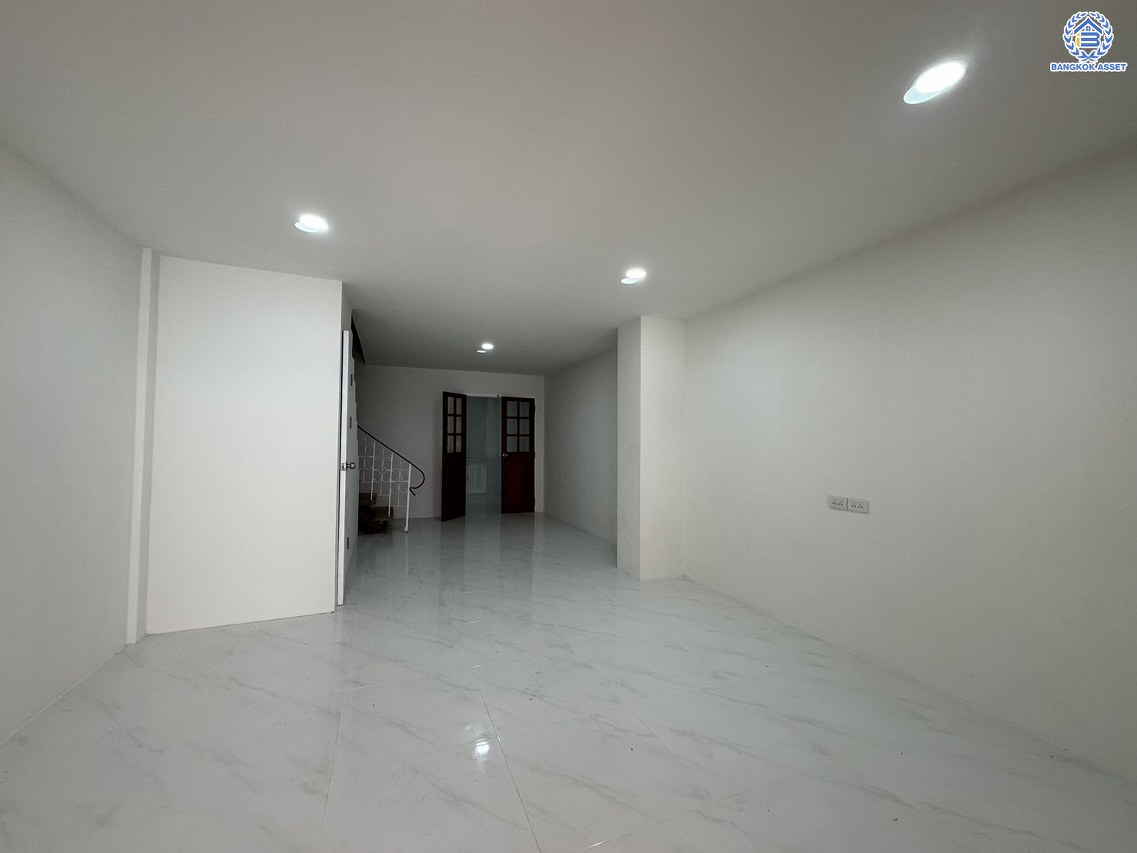 *****ทาวน์เฮ้าส์มือสอง โครงการ วังทอง ริเวอร์ปาร์ค เนื้อที่ 18 ตร.ว. พื้นที่ใช้สอย 140 ตร.ม. ฟังก์ชัน 2 ห้องนอน 2 ห้องน้ำ หน้าบ้านหันทางทิศเหนือ บนทำเลดี เชื่อมต่อหลายเส้นทาง ใกล้ทางด่วน "รามอินทรา-อาจณรงค์" และรถไฟฟ้าสายสีแดง "สถานีหลักหก"