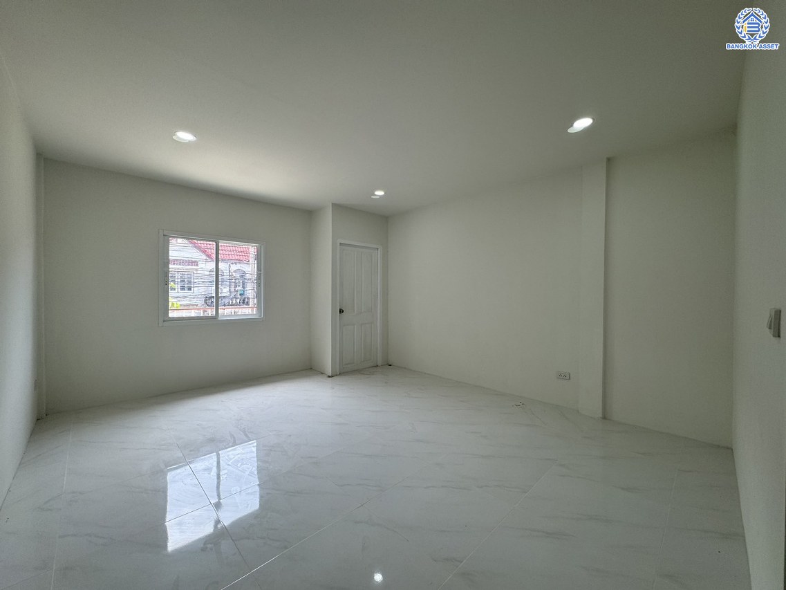 *****ทาวน์เฮ้าส์มือสอง โครงการ วังทอง ริเวอร์ปาร์ค เนื้อที่ 18 ตร.ว. พื้นที่ใช้สอย 140 ตร.ม. ฟังก์ชัน 2 ห้องนอน 2 ห้องน้ำ หน้าบ้านหันทางทิศเหนือ บนทำเลดี เชื่อมต่อหลายเส้นทาง ใกล้ทางด่วน "รามอินทรา-อาจณรงค์" และรถไฟฟ้าสายสีแดง "สถานีหลักหก"