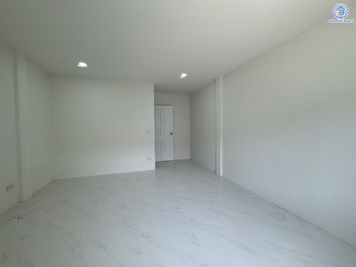 *****ทาวน์เฮ้าส์มือสอง โครงการ วังทอง ริเวอร์ปาร์ค เนื้อที่ 18 ตร.ว. พื้นที่ใช้สอย 140 ตร.ม. ฟังก์ชัน 2 ห้องนอน 2 ห้องน้ำ หน้าบ้านหันทางทิศเหนือ บนทำเลดี เชื่อมต่อหลายเส้นทาง ใกล้ทางด่วน "รามอินทรา-อาจณรงค์" และรถไฟฟ้าสายสีแดง "สถานีหลักหก"