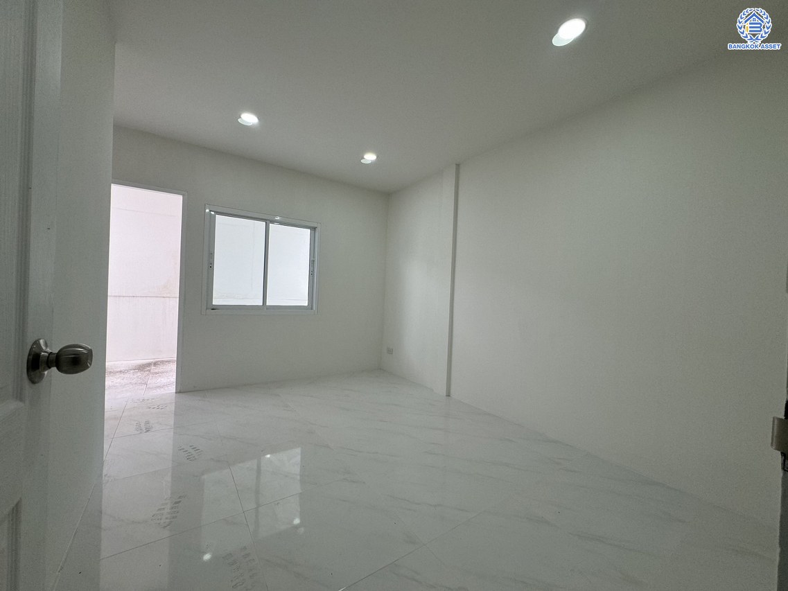 *****ทาวน์เฮ้าส์มือสอง โครงการ วังทอง ริเวอร์ปาร์ค เนื้อที่ 18 ตร.ว. พื้นที่ใช้สอย 140 ตร.ม. ฟังก์ชัน 2 ห้องนอน 2 ห้องน้ำ หน้าบ้านหันทางทิศเหนือ บนทำเลดี เชื่อมต่อหลายเส้นทาง ใกล้ทางด่วน "รามอินทรา-อาจณรงค์" และรถไฟฟ้าสายสีแดง "สถานีหลักหก"