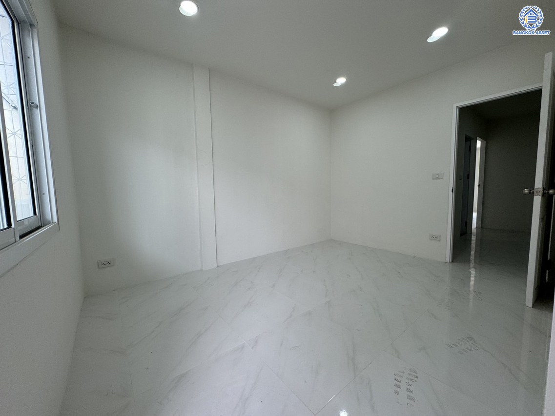 *****ทาวน์เฮ้าส์มือสอง โครงการ วังทอง ริเวอร์ปาร์ค เนื้อที่ 18 ตร.ว. พื้นที่ใช้สอย 140 ตร.ม. ฟังก์ชัน 2 ห้องนอน 2 ห้องน้ำ หน้าบ้านหันทางทิศเหนือ บนทำเลดี เชื่อมต่อหลายเส้นทาง ใกล้ทางด่วน "รามอินทรา-อาจณรงค์" และรถไฟฟ้าสายสีแดง "สถานีหลักหก"