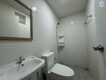 *****ทาวน์เฮ้าส์มือสอง โครงการ วังทอง ริเวอร์ปาร์ค เนื้อที่ 18 ตร.ว. พื้นที่ใช้สอย 140 ตร.ม. ฟังก์ชัน 2 ห้องนอน 2 ห้องน้ำ หน้าบ้านหันทางทิศเหนือ บนทำเลดี เชื่อมต่อหลายเส้นทาง ใกล้ทางด่วน "รามอินทรา-อาจณรงค์" และรถไฟฟ้าสายสีแดง "สถานีหลักหก"