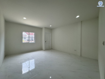 *****ทาวน์เฮ้าส์มือสอง โครงการ วังทอง ริเวอร์ปาร์ค เนื้อที่ 18 ตร.ว. พื้นที่ใช้สอย 140 ตร.ม. ฟังก์ชัน 2 ห้องนอน 2 ห้องน้ำ หน้าบ้านหันทางทิศเหนือ บนทำเลดี เชื่อมต่อหลายเส้นทาง ใกล้ทางด่วน "รามอินทรา-อาจณรงค์" และรถไฟฟ้าสายสีแดง "สถานีหลักหก"