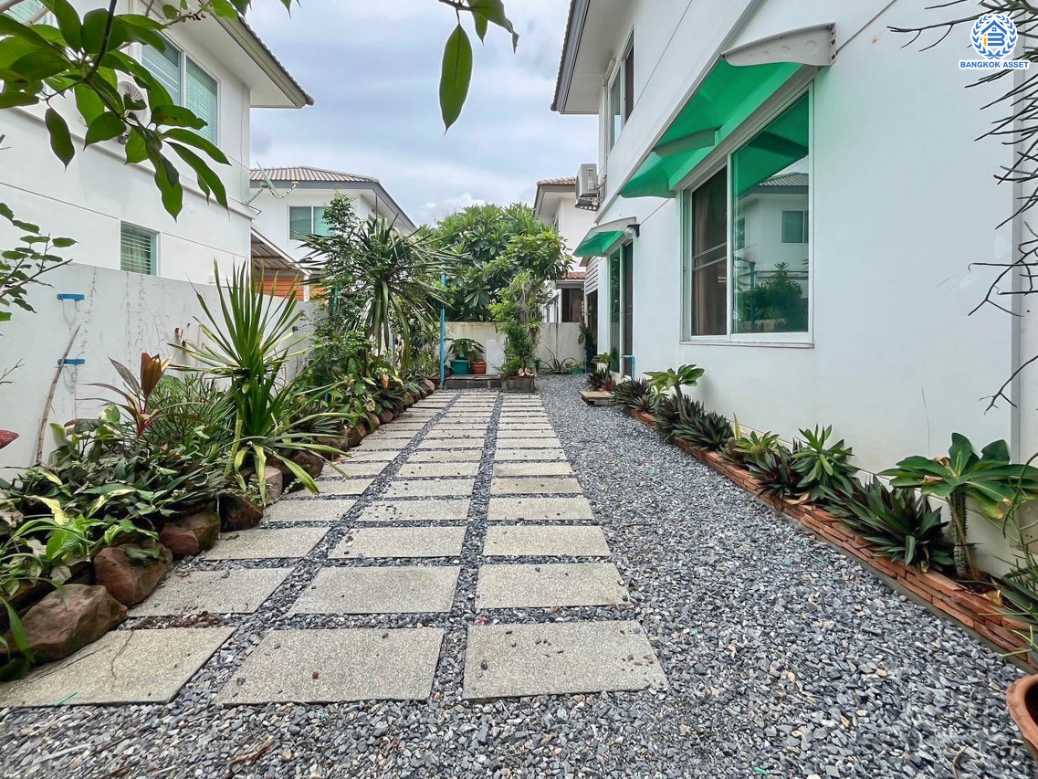 บ้านเดี่ยวมือสอง โครงการ อินนิซิโอ ปิ่นเกล้า-วงแหวน เนื้อที่กว้าง 50.40 ตร.ว. ฟังก์ชัน 3 ห้องนอน 3 ห้องน้ำ 2 ที่จอดรถ บ้านสภาพดีเยี่ยม พื้นที่ใช้สอยกว้าง บนทำเลเดินทางสะดวก เชื่อมต่อถนนนครอินทร์ ถนนบรมราชชนนี ใกล้รถไฟฟ้าสายสีม่วง "สถานีตลาดบางใหญ่" และจุดขึ้นทางด่วน "ศรีรัช"...