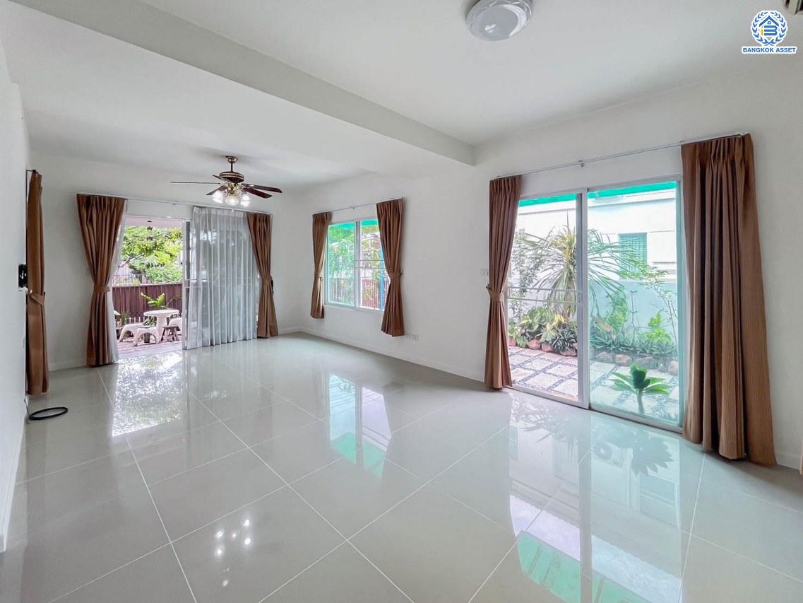 บ้านเดี่ยวมือสอง โครงการ อินนิซิโอ ปิ่นเกล้า-วงแหวน เนื้อที่กว้าง 50.40 ตร.ว. ฟังก์ชัน 3 ห้องนอน 3 ห้องน้ำ 2 ที่จอดรถ บ้านสภาพดีเยี่ยม พื้นที่ใช้สอยกว้าง บนทำเลเดินทางสะดวก เชื่อมต่อถนนนครอินทร์ ถนนบรมราชชนนี ใกล้รถไฟฟ้าสายสีม่วง "สถานีตลาดบางใหญ่" และจุดขึ้นทางด่วน "ศรีรัช"...