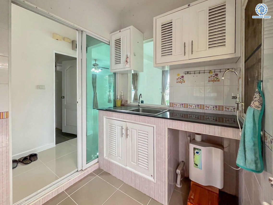 บ้านเดี่ยวมือสอง โครงการ อินนิซิโอ ปิ่นเกล้า-วงแหวน เนื้อที่กว้าง 50.40 ตร.ว. ฟังก์ชัน 3 ห้องนอน 3 ห้องน้ำ 2 ที่จอดรถ บ้านสภาพดีเยี่ยม พื้นที่ใช้สอยกว้าง บนทำเลเดินทางสะดวก เชื่อมต่อถนนนครอินทร์ ถนนบรมราชชนนี ใกล้รถไฟฟ้าสายสีม่วง "สถานีตลาดบางใหญ่" และจุดขึ้นทางด่วน "ศรีรัช"...